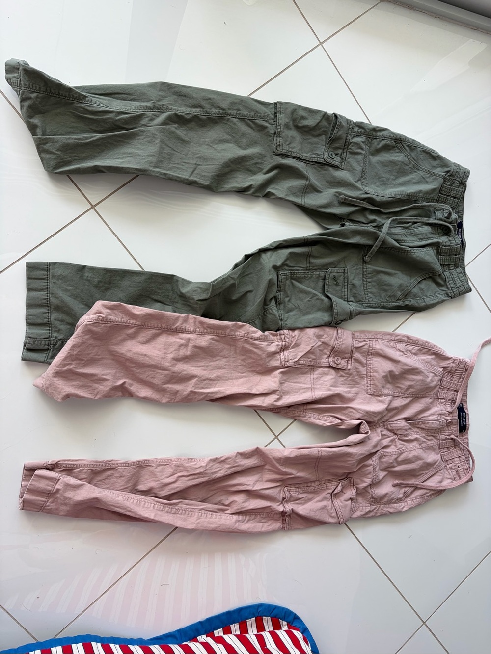 Hollister Two-Pack Cargo Pants — Olive Green & Dusty Pink